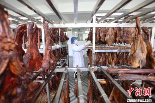 廣西侗鄉(xiāng)三江 臘味飄香促進就業(yè)，鞋材產(chǎn)業(yè)協(xié)同發(fā)展